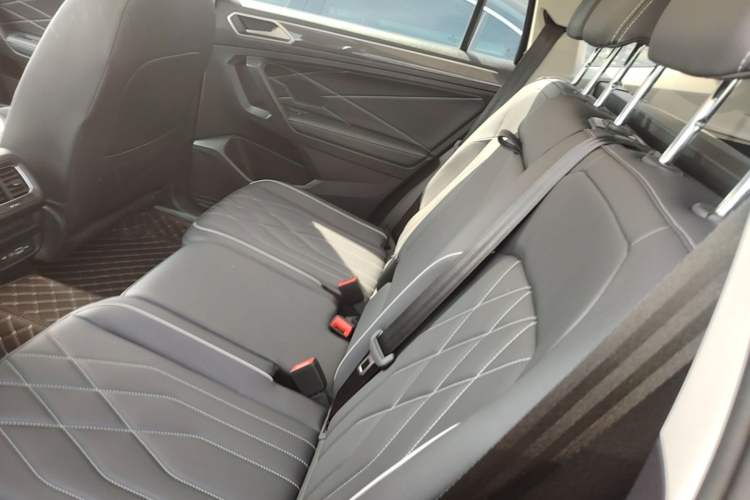 Used Volkswagen Tiguan L 2024 Outstanding Model 330TSI Automatic Two-Wheel Drive R-Line Dragon Glory Edition Left Rear Seat