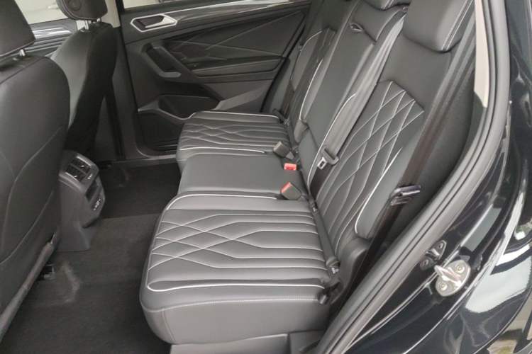 Used Volkswagen Tiguan L 2024 Outstanding Model 330TSI Automatic Two-Wheel Drive R-Line Dragon Glory Edition Left Rear Seat