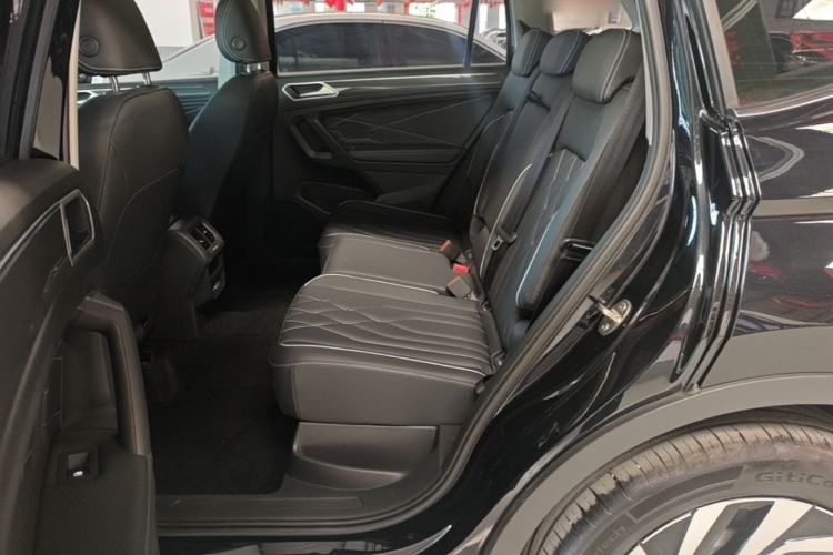 Used Volkswagen Tiguan L 2024 Outstanding Model 330TSI Automatic Two-Wheel Drive R-Line Dragon Glory Edition Left Rear Seat