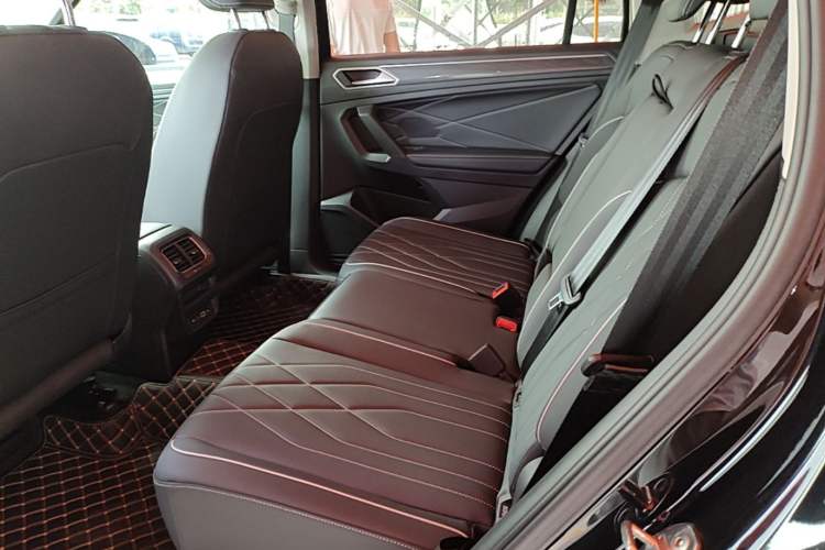Used Volkswagen Tiguan L 2024 Outstanding Model 330TSI Automatic Two-Wheel Drive R-Line Dragon Glory Edition Left Rear Seat