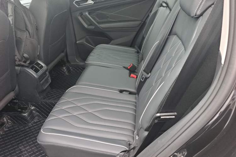 Used Volkswagen Tiguan L 2024 Outstanding Model 300TSI Automatic Two-Wheel Drive Longteng Edition Left Rear Seat