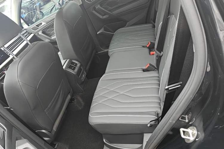 Used Volkswagen Tiguan L 2024 Outstanding Model 330TSI Automatic Two-Wheel Drive R-Line Dragon Glory Edition Left Rear Seat