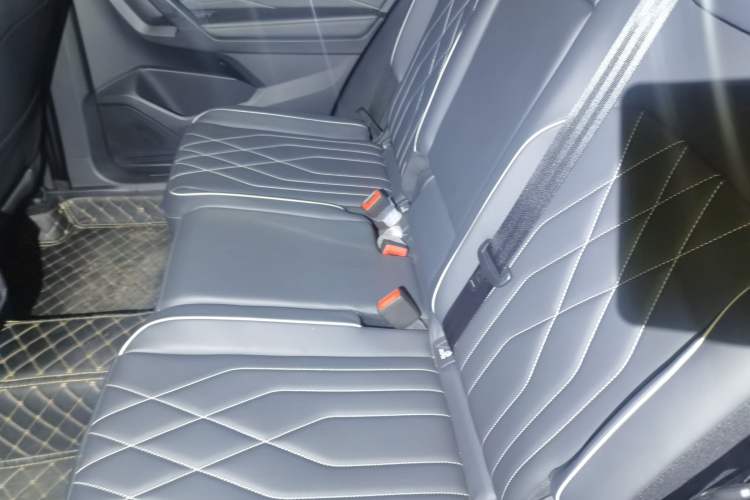 Used Volkswagen Tiguan L 2024 Outstanding Model 300TSI Automatic Two-Wheel Drive Longteng Edition Left Rear Seat