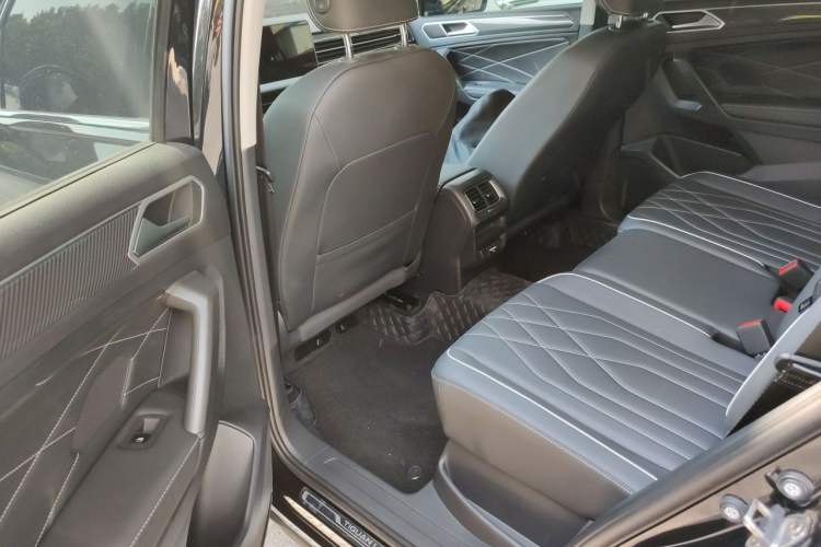 Used Volkswagen Tiguan L 2024 Outstanding Model 330TSI Automatic Two-Wheel Drive R-Line Dragon Glory Edition Left Rear Seat