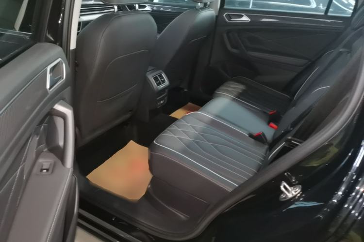 Used Volkswagen Tiguan L 2024 Outstanding Model 330TSI Automatic Two-Wheel Drive R-Line Dragon Glory Edition Left Rear Seat
