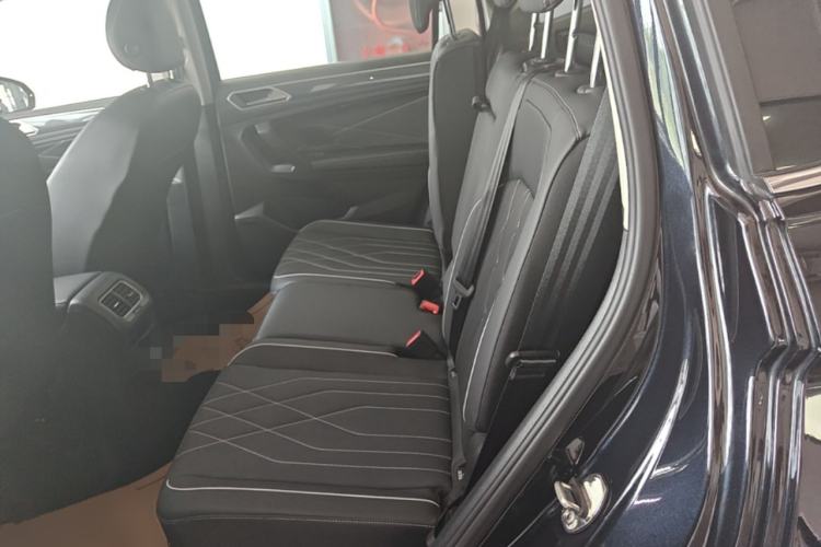 Used Volkswagen Tiguan L 2024 Outstanding Model 330TSI Automatic Two-Wheel Drive R-Line Dragon Glory Edition Left Rear Seat