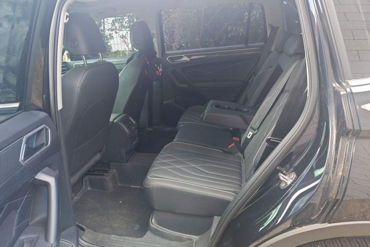 Used Volkswagen Tiguan L 2024 Outstanding Model 330TSI Automatic Two-Wheel Drive R-Line Dragon Glory Edition Left Rear Seat