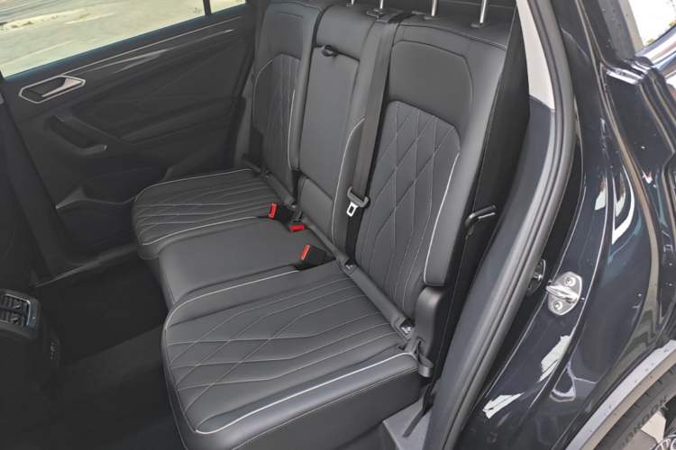 Used Volkswagen Tiguan L 2024 Outstanding Model 330TSI Automatic Two-Wheel Drive R-Line Dragon Glory Edition Left Rear Seat