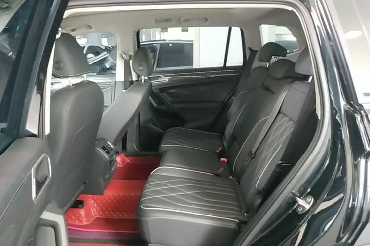 Used Volkswagen Tiguan L 2024 Outstanding Model 330TSI Automatic Two-Wheel Drive R-Line Dragon Glory Edition Left Rear Seat