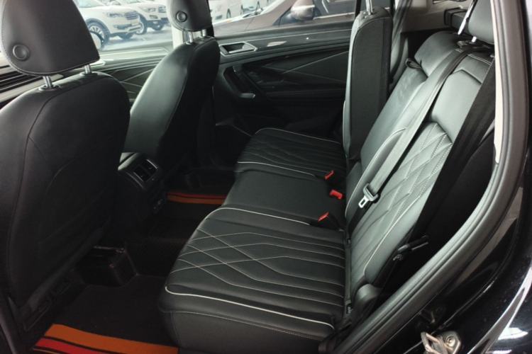 Used Volkswagen Tiguan L 2024 Outstanding Model 330TSI Automatic Two-Wheel Drive R-Line Dragon Glory Edition Left Rear Seat