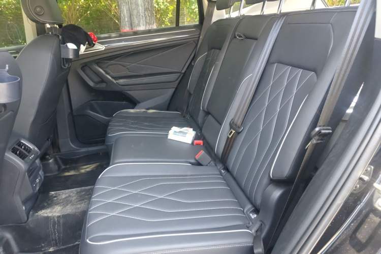 Used Volkswagen Tiguan L 2024 Outstanding Model 330TSI Automatic Two-Wheel Drive R-Line Dragon Glory Edition Left Rear Seat