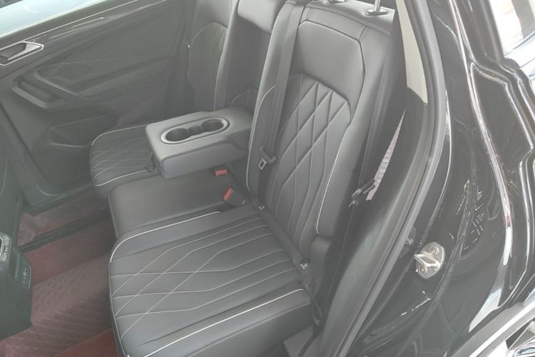 Used Volkswagen Tiguan L 2024 Outstanding Model 330TSI Automatic Two-Wheel Drive R-Line Dragon Glory Edition Left Rear Seat