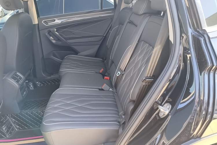 Used Volkswagen Tiguan L 2024 330TSI Automatic Two-Wheel Drive R-Line Enhanced Edition Left Rear Seat