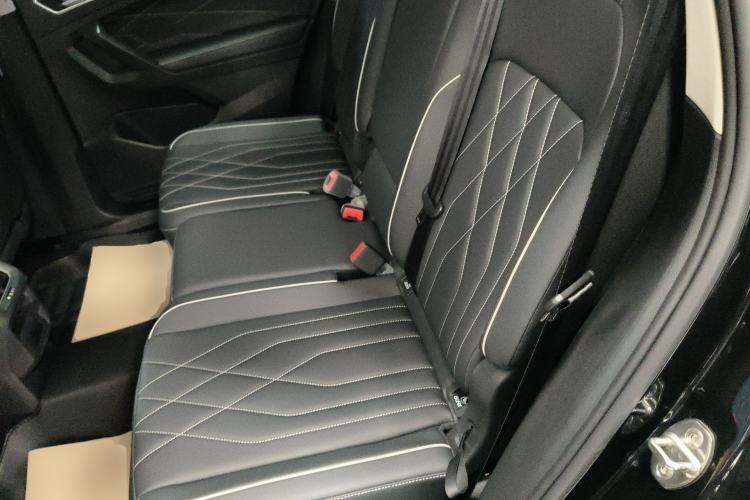 Used Volkswagen Tiguan L 2024 Outstanding Model 300TSI Automatic Two-Wheel Drive Longteng Edition Left Rear Seat