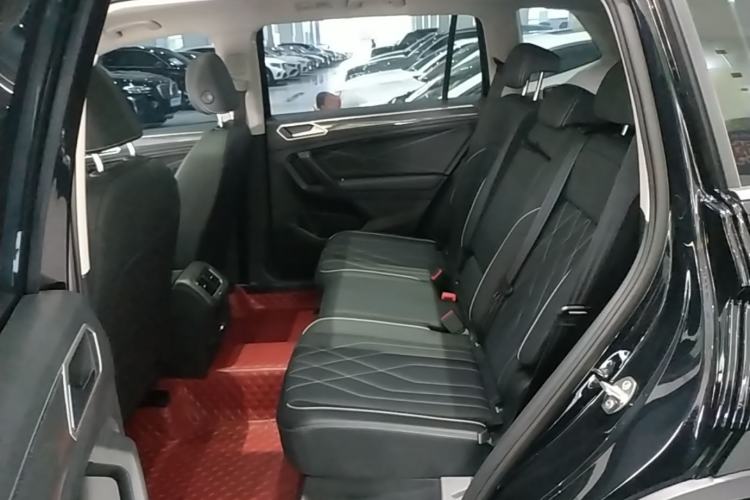 Used Volkswagen Tiguan L 2024 Outstanding Model 330TSI Automatic Two-Wheel Drive R-Line Dragon Glory Edition Left Rear Seat
