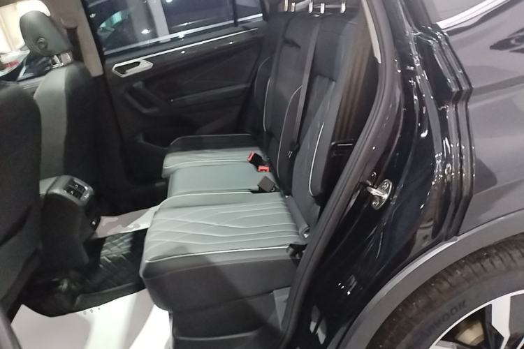 Used Volkswagen Tiguan L 2024 Outstanding Model 330TSI Automatic Two-Wheel Drive R-Line Dragon Glory Edition Left Rear Seat