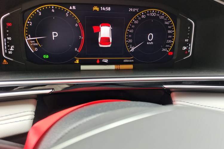 Used Volkswagen Tiguan L 2024 Outstanding Model 330TSI Automatic Two-Wheel Drive R-Line Dragon Glory Edition Odometer Close Up