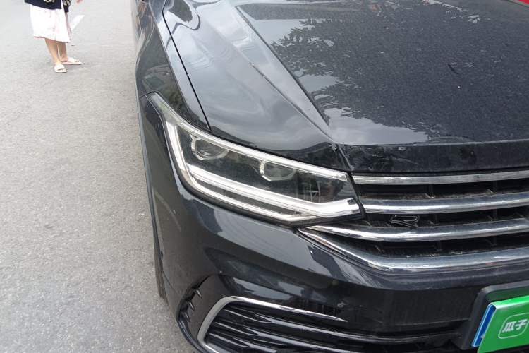 Used Volkswagen Tiguan L 2024 Outstanding Model 330TSI Automatic Two-Wheel Drive R-Line Dragon Glory Edition Right Front Headlight