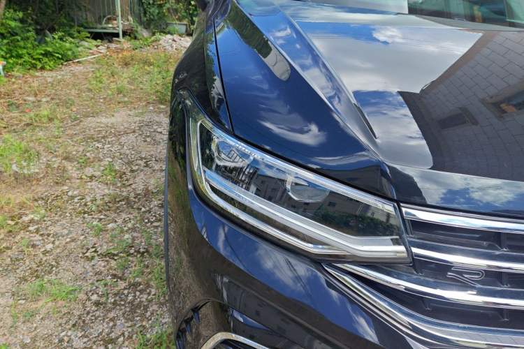 Used Volkswagen Tiguan L 2024 Outstanding Model 330TSI Automatic Two-Wheel Drive R-Line Dragon Glory Edition Right Front Headlight