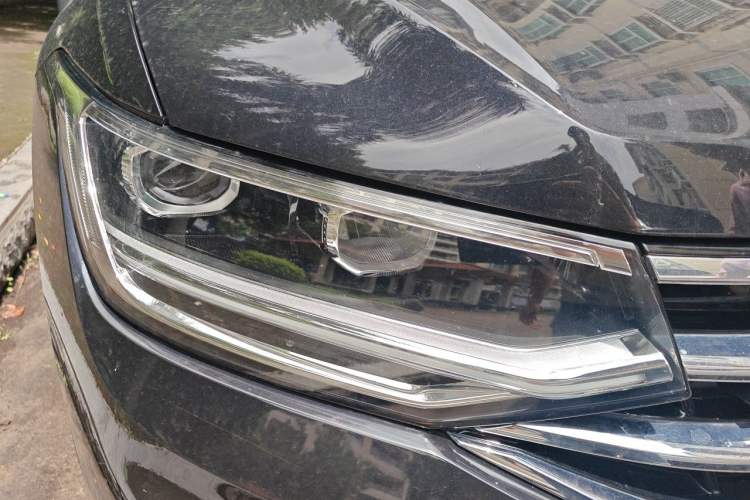 Used Volkswagen Tiguan L 2024 Outstanding Model 330TSI Automatic Two-Wheel Drive R-Line Dragon Glory Edition Right Front Headlight