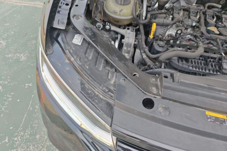 Used Volkswagen Tiguan L 2024 Outstanding Model 330TSI Automatic Two-Wheel Drive R-Line Dragon Glory Edition Right Front Headlight