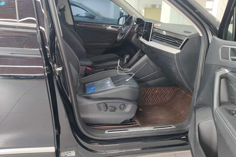 Used Volkswagen Tiguan L 2024 330TSI Automatic Two-Wheel Drive R-Line Enhanced Edition Right Front Seat