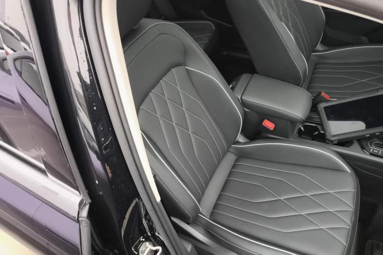 Used Volkswagen Tiguan L 2024 Outstanding Model 330TSI Automatic Two-Wheel Drive R-Line Dragon Glory Edition Right Front Seat