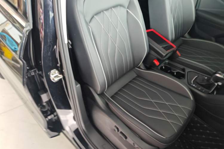 Used Volkswagen Tiguan L 2024 Outstanding Model 300TSI Automatic Two-Wheel Drive Longteng Edition Right Front Seat