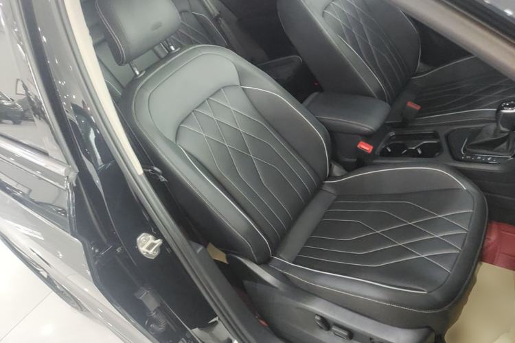 Used Volkswagen Tiguan L 2024 Outstanding Model 330TSI Automatic Two-Wheel Drive R-Line Dragon Glory Edition Right Front Seat
