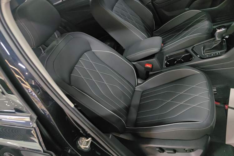 Used Volkswagen Tiguan L 2024 330TSI Automatic Two-Wheel Drive R-Line Enhanced Edition Right Front Seat