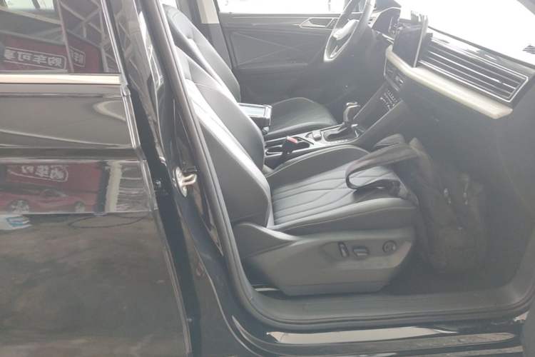 Used Volkswagen Tiguan L 2024 Outstanding Model 330TSI Automatic Two-Wheel Drive R-Line Dragon Glory Edition Right Front Seat