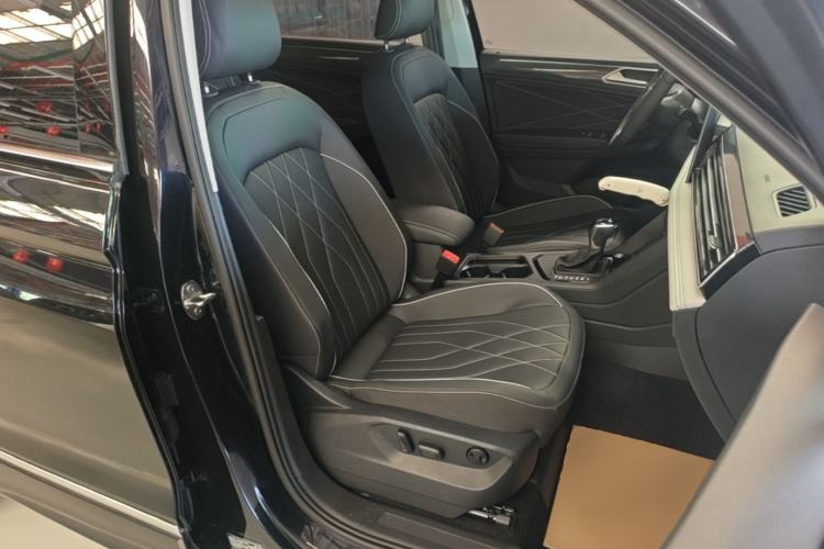 Used Volkswagen Tiguan L 2024 Outstanding Model 330TSI Automatic Two-Wheel Drive R-Line Dragon Glory Edition Right Front Seat