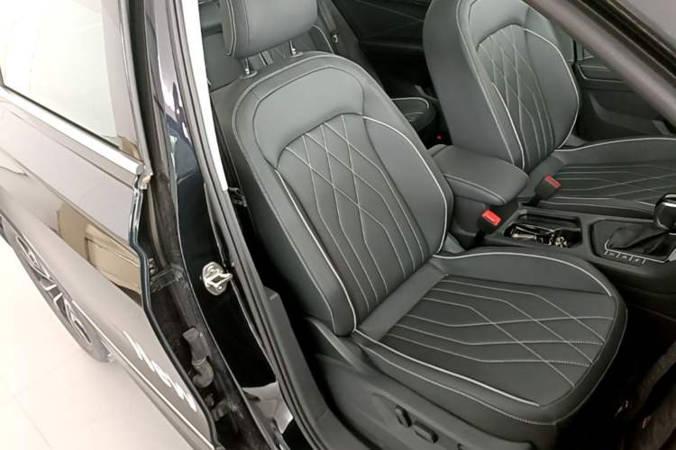 Used Volkswagen Tiguan L 2024 330TSI Automatic Two-Wheel Drive R-Line Enhanced Edition Right Front Seat