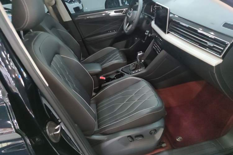 Used Volkswagen Tiguan L 2024 Outstanding Model 330TSI Automatic Two-Wheel Drive R-Line Dragon Glory Edition Right Front Seat