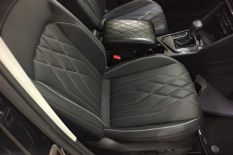 Used Volkswagen Tiguan L 2024 330TSI Automatic Two-Wheel Drive R-Line Enhanced Edition Right Front Seat