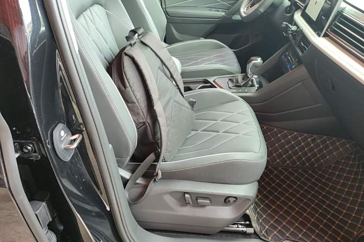 Used Volkswagen Tiguan L 2024 Outstanding Model 330TSI Automatic Two-Wheel Drive R-Line Dragon Glory Edition Right Front Seat