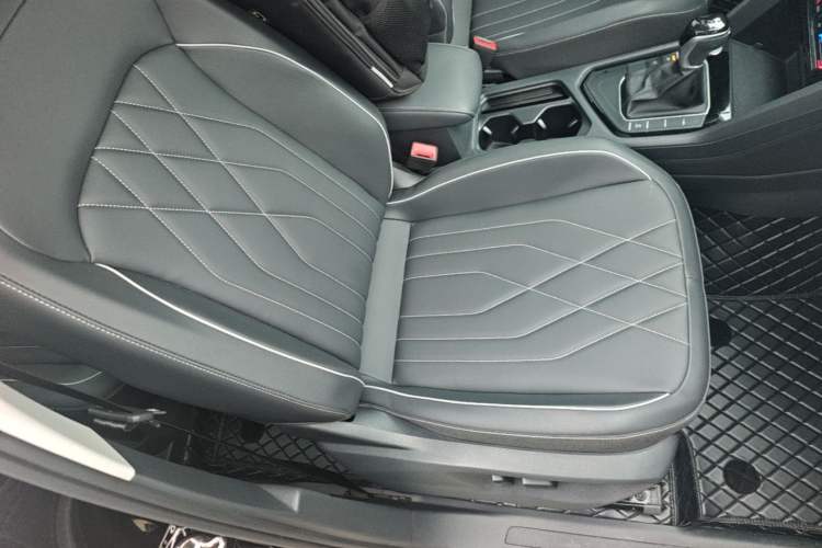 Used Volkswagen Tiguan L 2024 Outstanding Model 300TSI Automatic Two-Wheel Drive Longteng Edition Right Front Seat