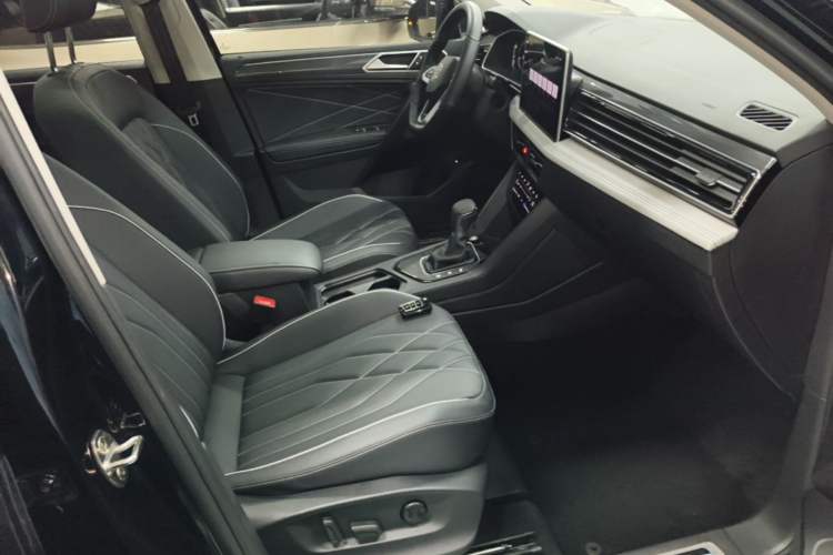 Used Volkswagen Tiguan L 2024 330TSI Automatic Two-Wheel Drive R-Line Enhanced Edition Right Front Seat