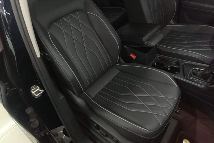 Used Volkswagen Tiguan L 2024 330TSI Automatic Two-Wheel Drive R-Line Enhanced Edition Right Front Seat