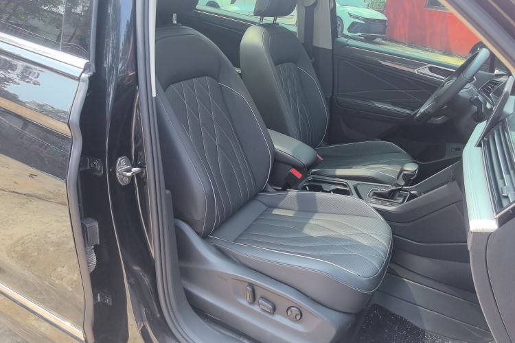 Used Volkswagen Tiguan L 2024 330TSI Automatic Two-Wheel Drive R-Line Enhanced Edition Right Front Seat
