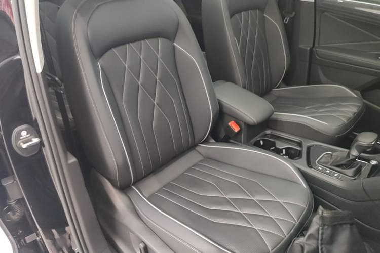 Used Volkswagen Tiguan L 2024 330TSI Automatic Two-Wheel Drive R-Line Enhanced Edition Right Front Seat