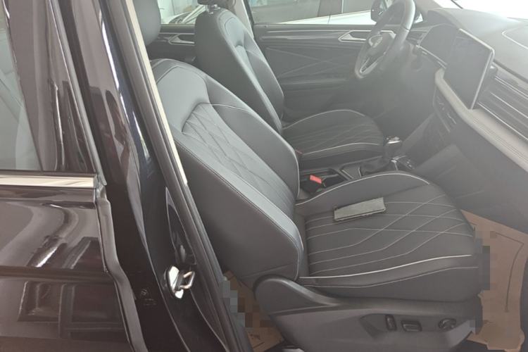 Used Volkswagen Tiguan L 2024 Outstanding Model 330TSI Automatic Two-Wheel Drive R-Line Dragon Glory Edition Right Front Seat
