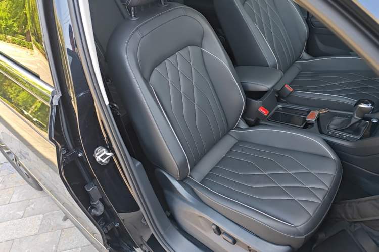 Used Volkswagen Tiguan L 2024 Outstanding Model 330TSI Automatic Two-Wheel Drive R-Line Dragon Glory Edition Right Front Seat