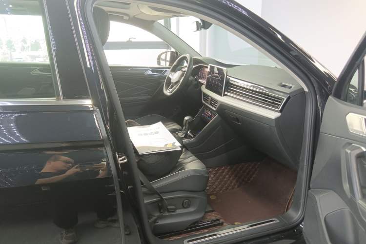 Used Volkswagen Tiguan L 2024 330TSI Automatic Two-Wheel Drive R-Line Enhanced Edition Right Front Seat