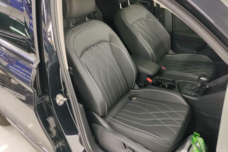 Used Volkswagen Tiguan L 2024 330TSI Automatic Two-Wheel Drive R-Line Enhanced Edition Right Front Seat