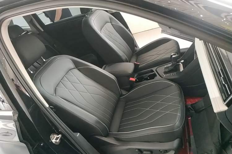 Used Volkswagen Tiguan L 2024 Outstanding Model 330TSI Automatic Two-Wheel Drive R-Line Dragon Glory Edition Right Front Seat