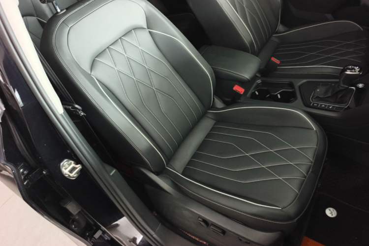 Used Volkswagen Tiguan L 2024 Outstanding Model 330TSI Automatic Two-Wheel Drive R-Line Dragon Glory Edition Right Front Seat