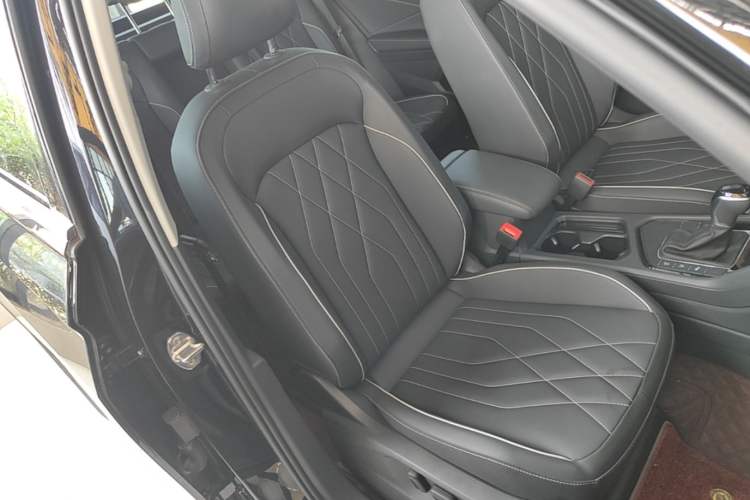 Used Volkswagen Tiguan L 2024 Outstanding Model 330TSI Automatic Two-Wheel Drive R-Line Dragon Glory Edition Right Front Seat