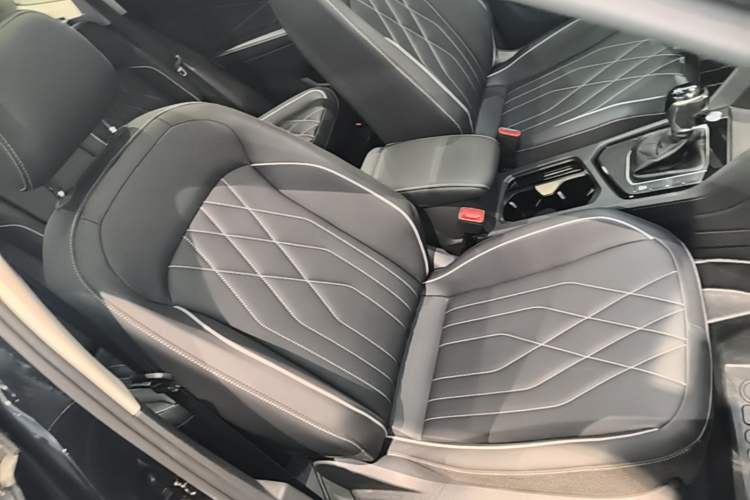 Used Volkswagen Tiguan L 2024 Outstanding Model 300TSI Automatic Two-Wheel Drive Longteng Edition Right Front Seat