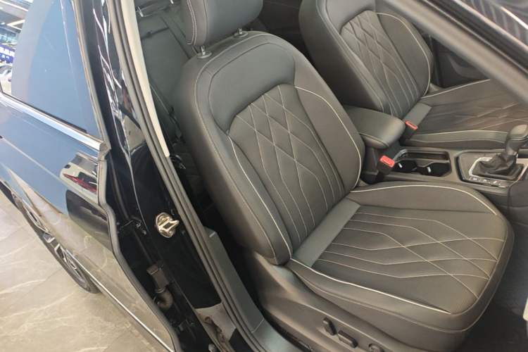 Used Volkswagen Tiguan L 2024 330TSI Automatic Two-Wheel Drive R-Line Enhanced Edition Right Front Seat